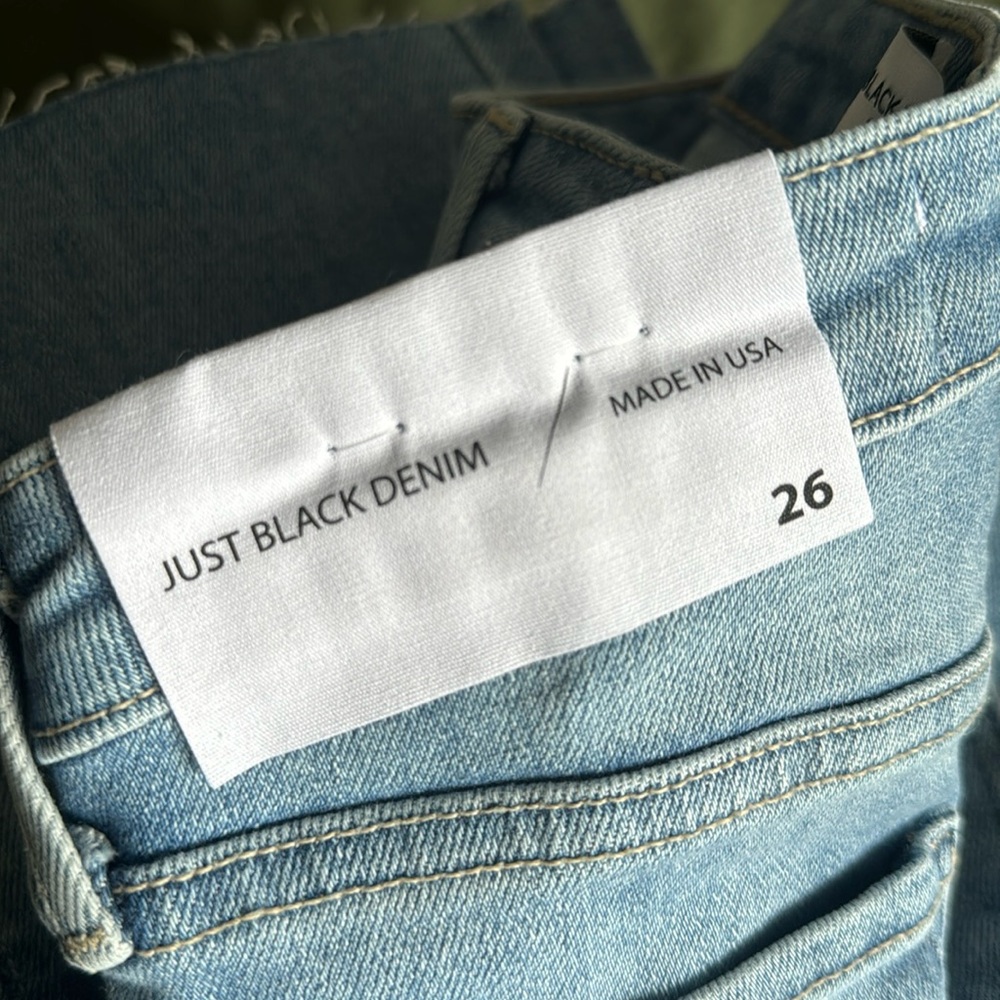 Distressed Cropped Jeans - Picture 5 of 6
